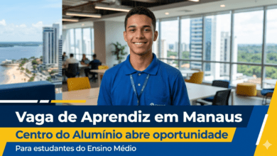 Pessoa criando currículo profissional no notebook para conseguir primeiro emprego em 2026