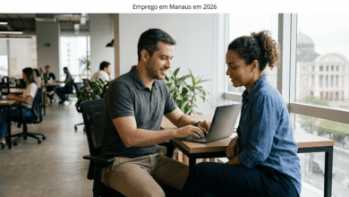 Profissional buscando oportunidades de emprego em Manaus em 2026 utilizando notebook